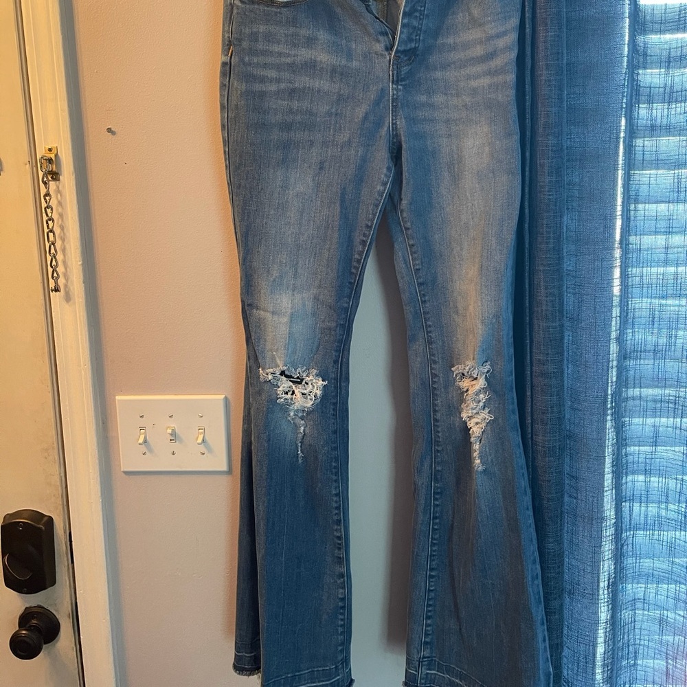 Flair distressed jeans
